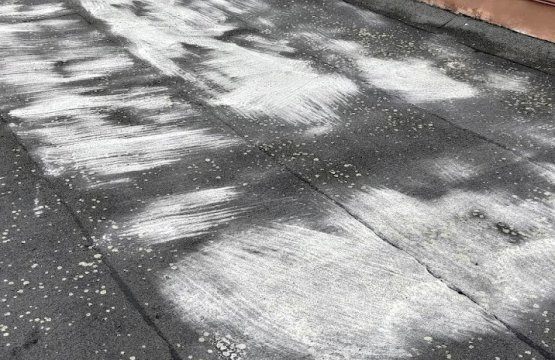 Starší střecha z asfaltové lepenky