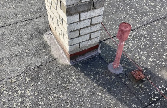 Starší střecha z asfaltové lepenky