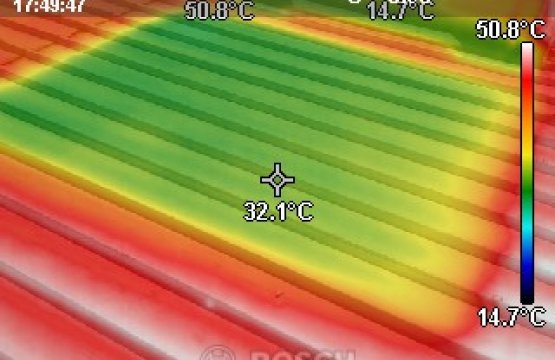 Vzorek na plechové střeše